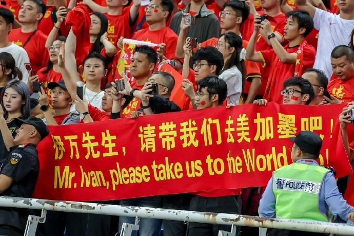 关于球迷故事：支持球队的最美动人瞬间的信息
